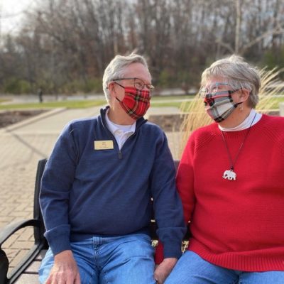 Liza y Jim Ervin con máscaras