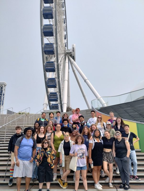 Gente posando frente a una rueda de la fortuna en el Navy Pier de Chicago.