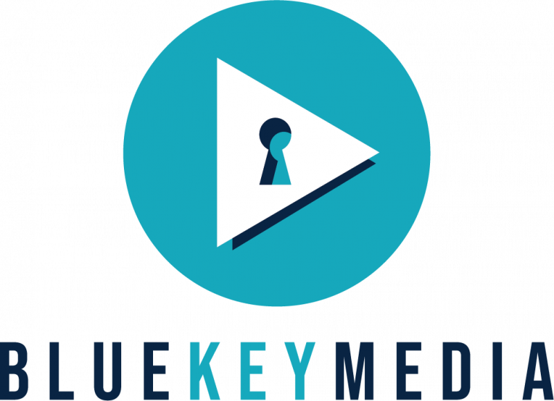 El logotipo de Blue Key Media presenta un botón de reproducción triangular blanco con un orificio para llave en un círculo turquesa. Debajo del logotipo se encuentran las palabras Blue Key Media en negro y turquesa.