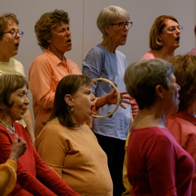 Vintage Voices Singers performing wearing pastel colored tops and black pants. Photo credit: Ethan Kellum Johnson